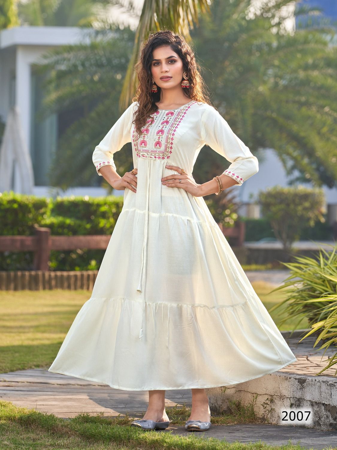 Buy online White Three Quarter Sleeve Flared Kurta from Kurta Kurtis for  Women by Sarras for ₹1959 at 72% off | 2024 Limeroad.com