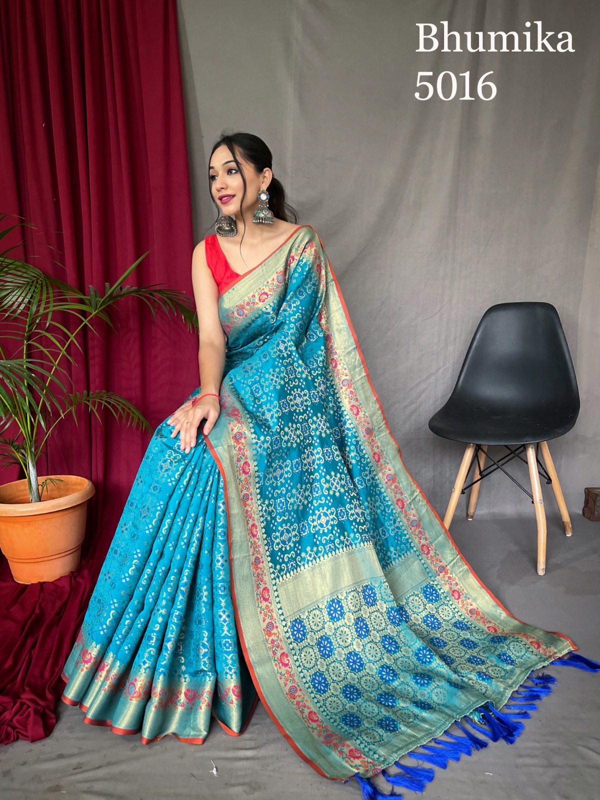 What are the best saree pictures of the South Indian actress Bhoomika  Chawla? - Quora